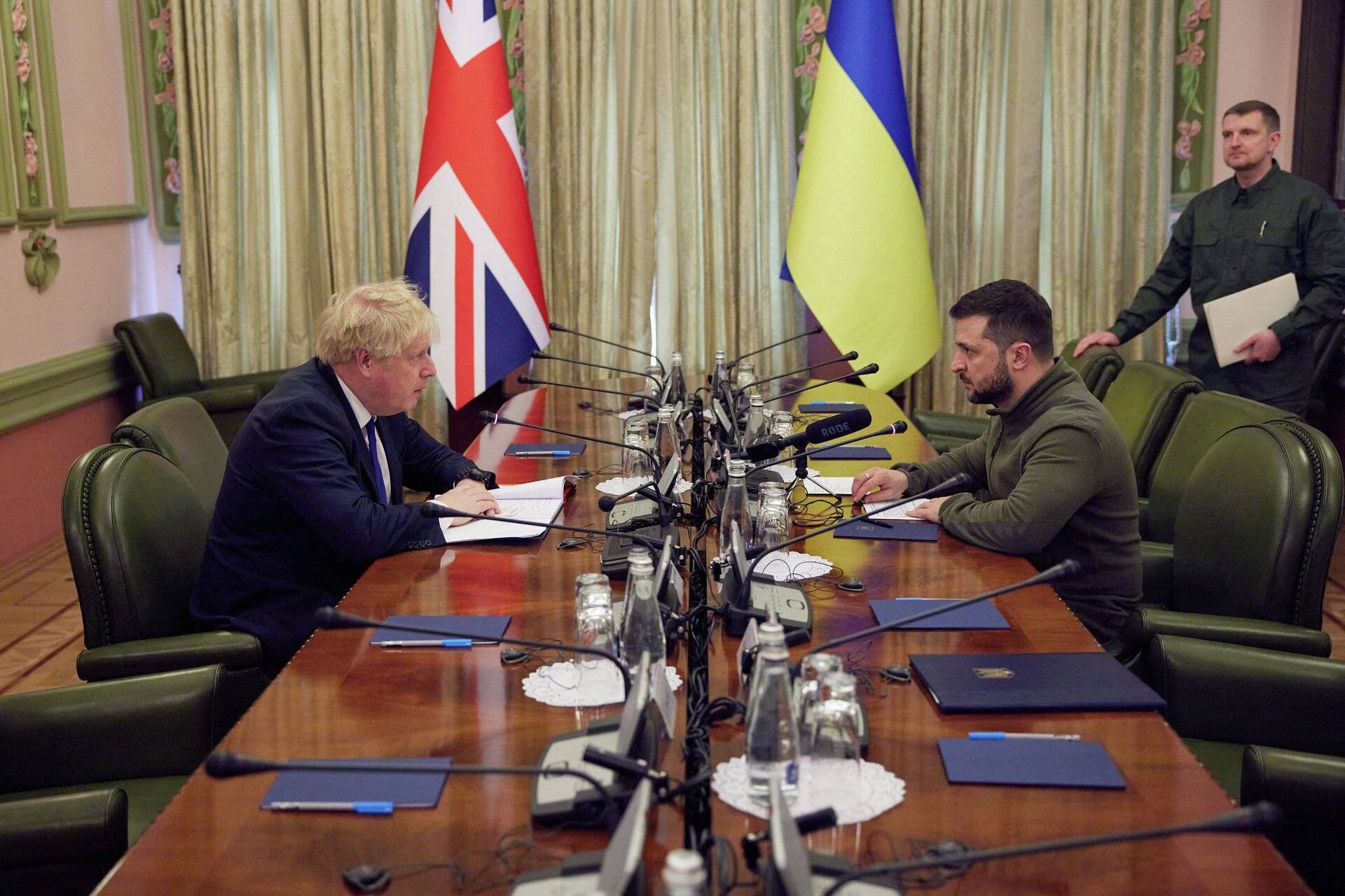 This handout picture taken and released on April 9, 2022 by Ukrainian Presidential Press Service shows Ukrainian President Volodymyr Zelensky (2R) speaking with British Prime Minister Boris Johnson (L) during their meeting in Kiev. - Sputnik International, 1920, 12.04.2022