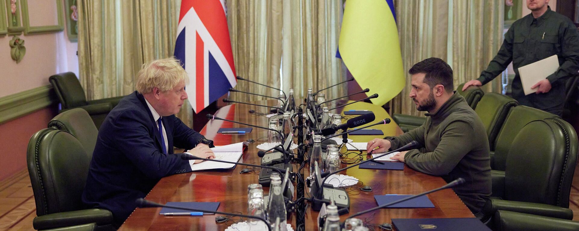 This handout picture taken and released on April 9, 2022 by Ukrainian Presidential Press Service shows Ukrainian President Volodymyr Zelensky (2R) speaking with British Prime Minister Boris Johnson (L) during their meeting in Kiev. - Sputnik International, 1920, 18.04.2022