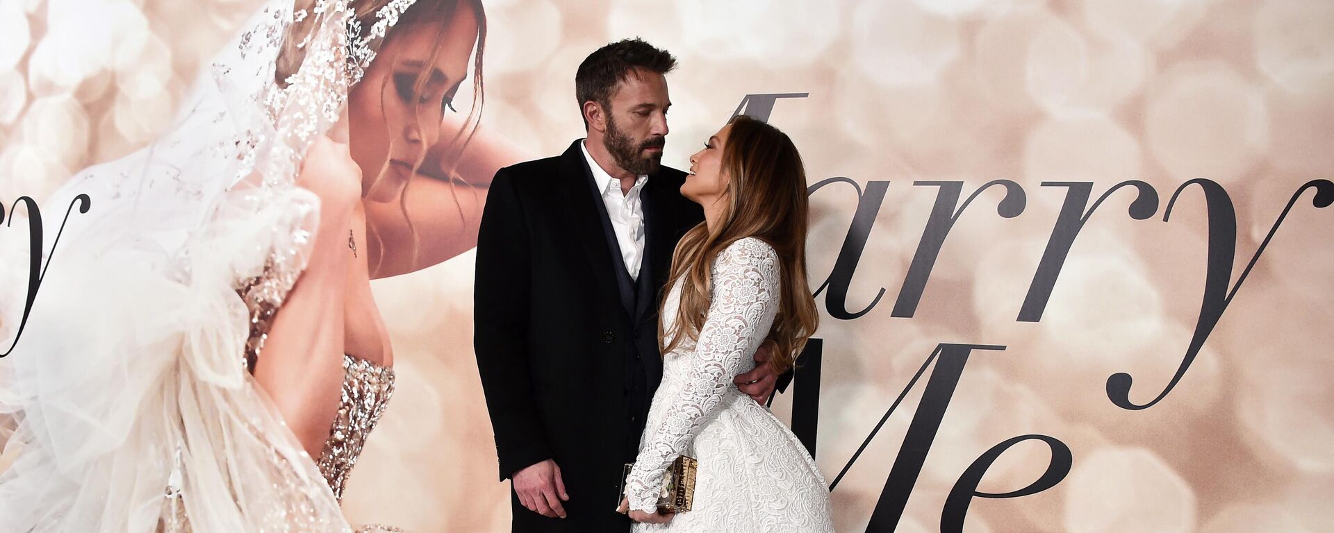 Cast member Jennifer Lopez, right, and Ben Affleck attend a photo call for a special screening of Marry Me at DGA Theater on Tuesday, Feb. 8, 2022, in Los Angeles. - Sputnik International, 1920, 09.04.2022