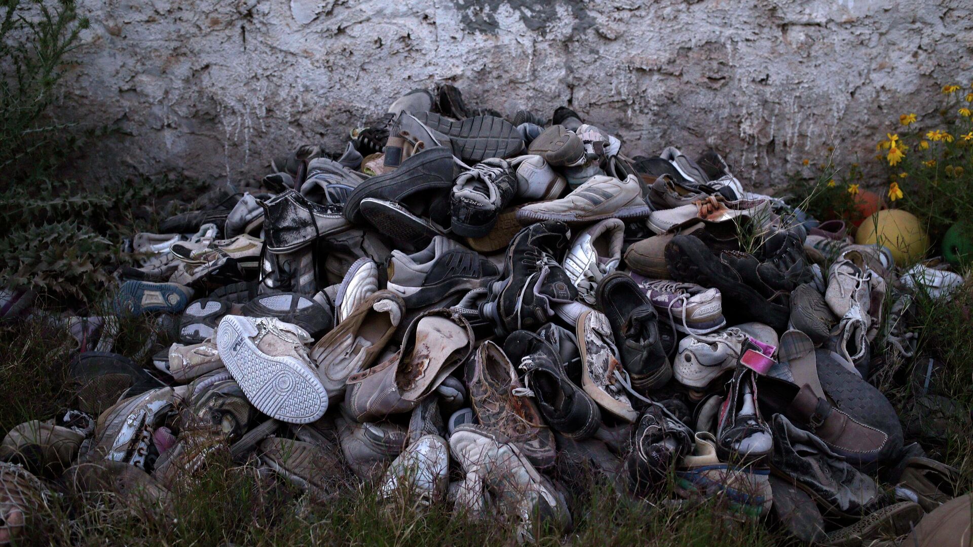 Migrants' shoes which were retrieved by artist Mohsen Lahzib, who tries to create beauty out of sorrow, at his space in the southern port town of Zarzis, Tunisia, on April 15, 2018.  - Sputnik International, 1920, 09.04.2022