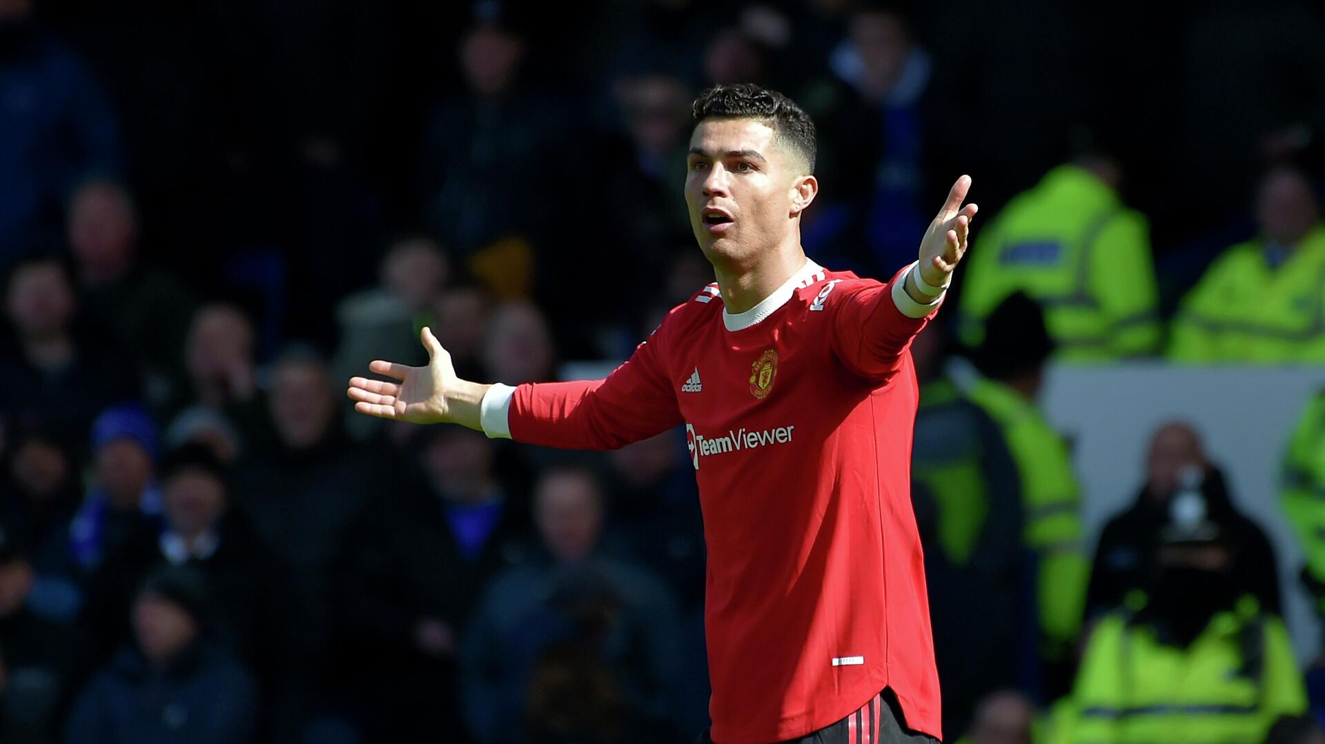 Manchester United's Cristiano Ronaldo gestures to the linesman during the Premier League soccer match between Everton and Manchester United at Goodison Park, in Liverpool, England, Saturday, April 9, 2022. - Sputnik International, 1920, 29.04.2022