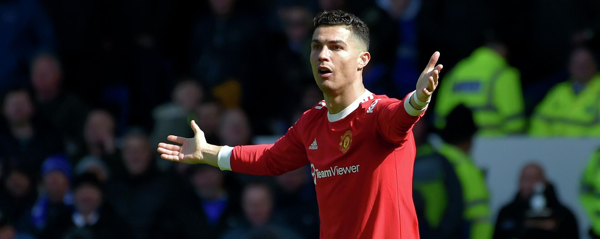 Manchester United's Cristiano Ronaldo gestures to the linesman during the Premier League soccer match between Everton and Manchester United at Goodison Park, in Liverpool, England, Saturday, April 9, 2022. - Sputnik International, 1920, 10.04.2022