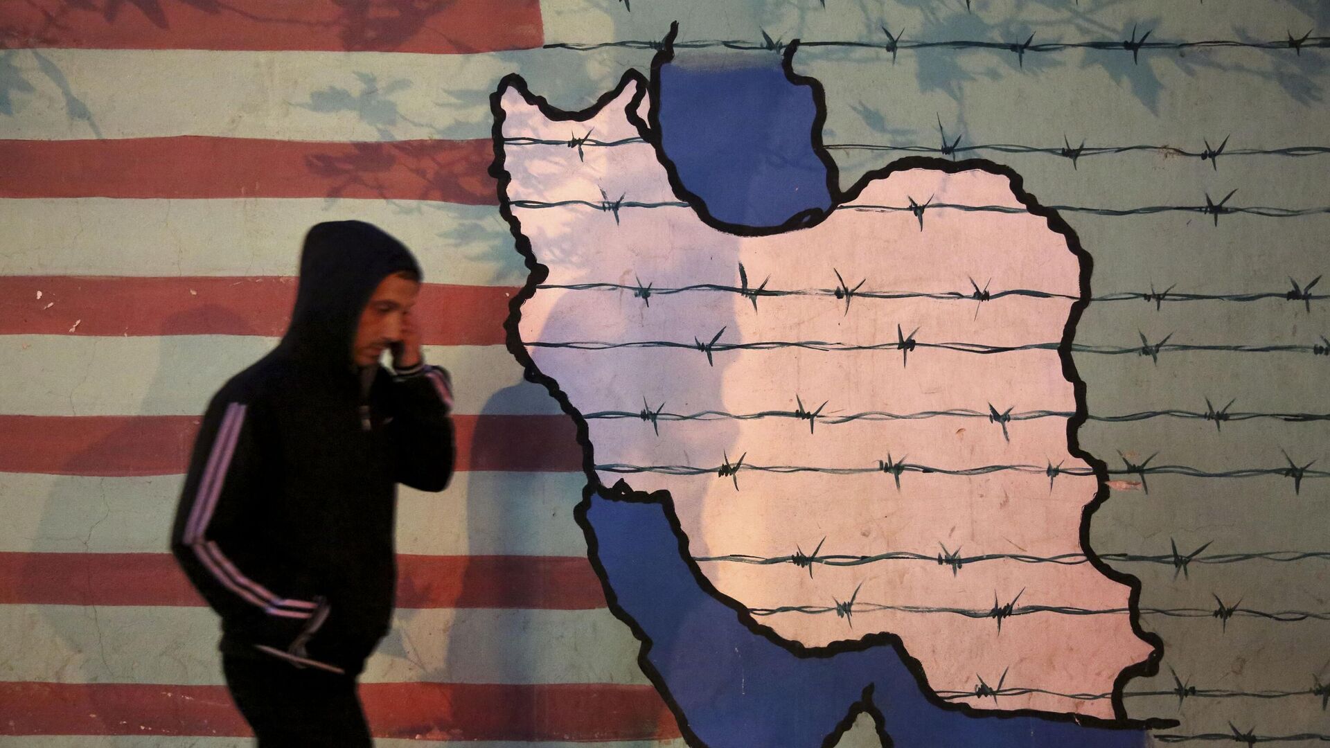 A man walks past an anti-U.S. mural, painted on the wall of the former U.S. Embassy, in Tehran, Iran, Saturday, Nov. 2, 2013. - Sputnik International, 1920, 10.08.2023