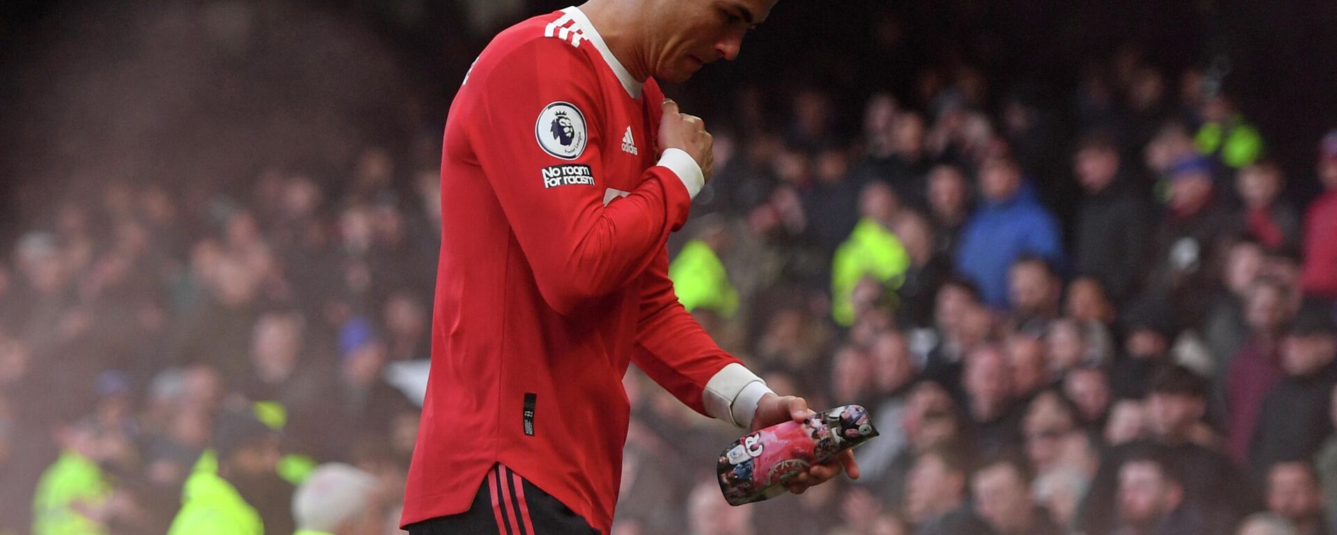 Manchester United's Portuguese striker Cristiano Ronaldo reacts to their defeat as he leaves after the English Premier League football match between Everton and Manchester United at Goodison Park in Liverpool, north west England on April 9, 2022. - Sputnik International, 1920, 01.05.2022