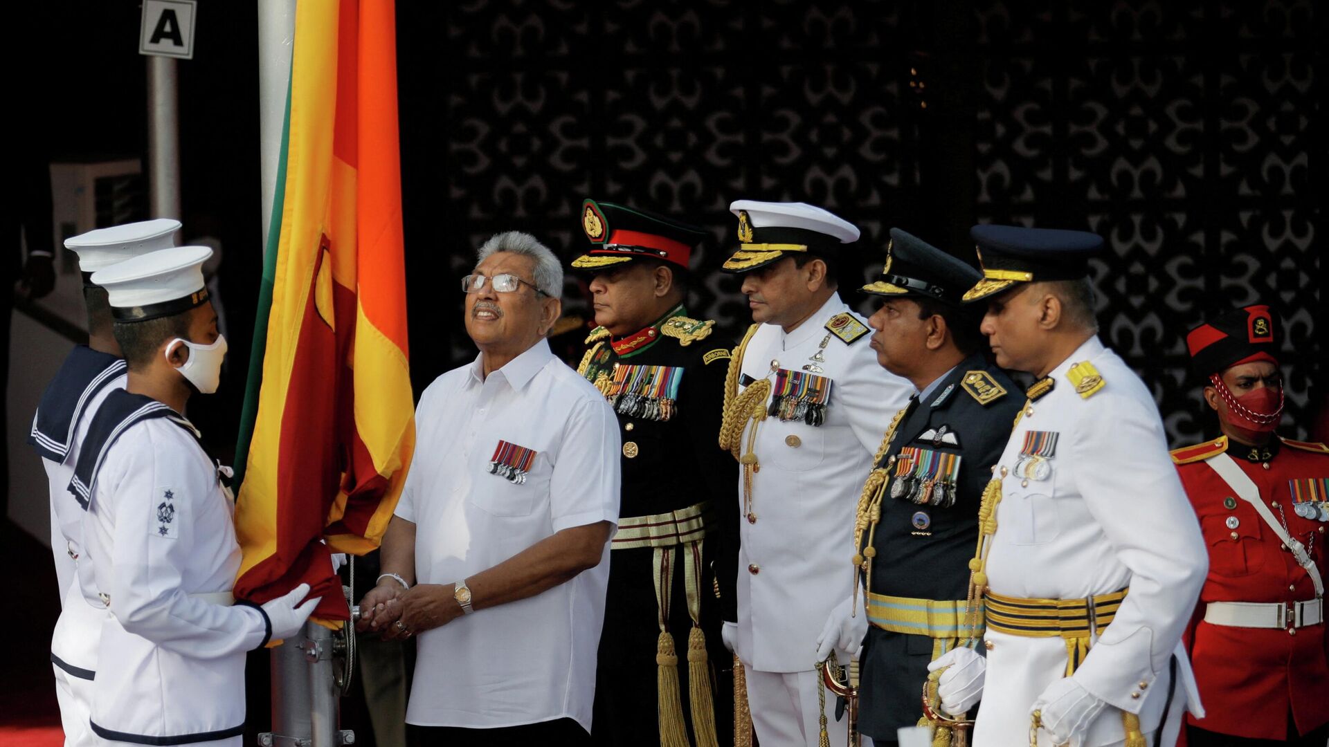 Sri Lanka's President Gotabaya Rajapaksa raises the national flag during the country's 74th Independence Day celebrations in Colombo, Sri Lanka February 4, 2022.  - Sputnik International, 1920, 10.04.2022