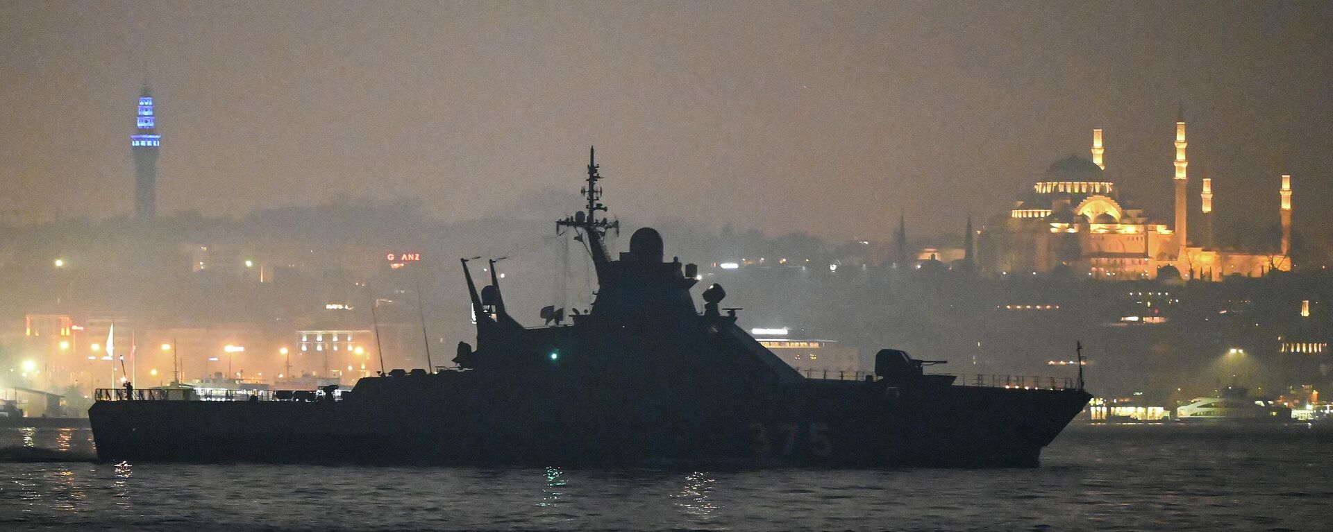 Russian Navy's Project 22160 Patrol Vessel Dmitriy Rogachev 375 sails through the Bosphorus Strait on the way to the Black Sea past the city Istanbul as Suleymaniye mosque is seen in the backround on February 16, 2022. - Sputnik International, 1920, 10.04.2022