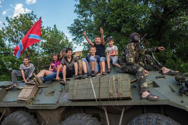 2014. Donbass People&#x27;s Militia fighters and children in the city of Snezhnoye. - Sputnik International