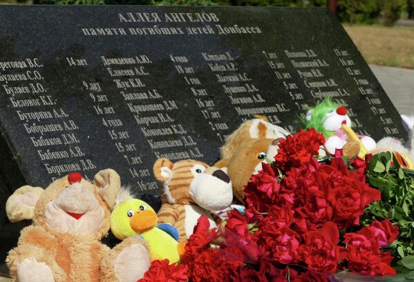 On 5 May 2015, the Alley of Angels, a memorial to those children killed during the war in Donbass, was opened in Lenin Komsomol Park in Donetsk. - Sputnik International