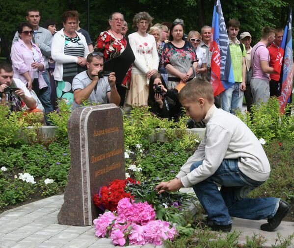 Every year on International Children&#x27;s Day, people bring flowers to the memorial. - Sputnik International