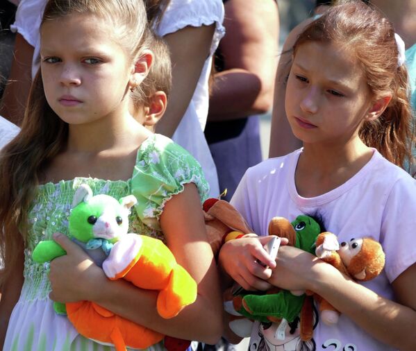 Young residents of Donetsk attend a flower laying ceremony at the Alley of Angels monument in memory of the children killed during the war in Donbass, a region in southeastern Ukraine. - Sputnik International