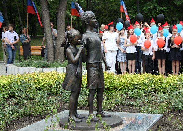 On 2 June 2017, the memorial was completed with a monument to the children of Donbass. The sculpture shows a boy looking up into the sky, shielding his younger sister. - Sputnik International