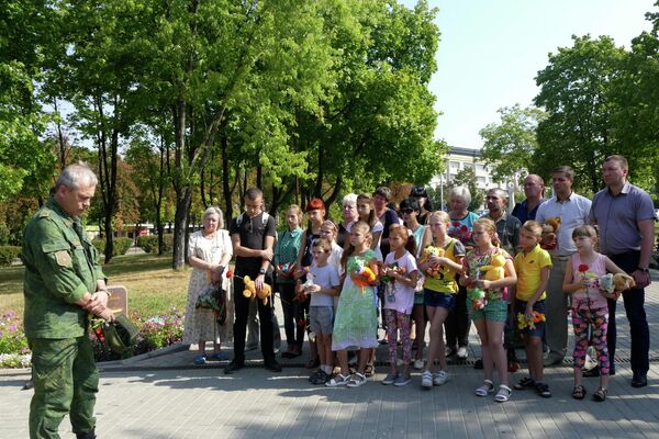 2017. Eduard Basurin, a representative of the People&#x27;s Militia of the DPR, and young residents of Donetsk at the Alley of Angels memorial. - Sputnik International