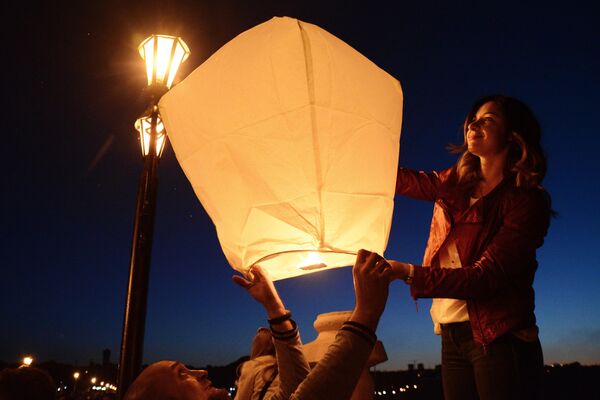 2018, Donetsk. Participants in the &quot;Angels&quot; campaign light a Chinese lantern as part of International Children&#x27;s Day in memory of those children killed during the war in Donbass. - Sputnik International