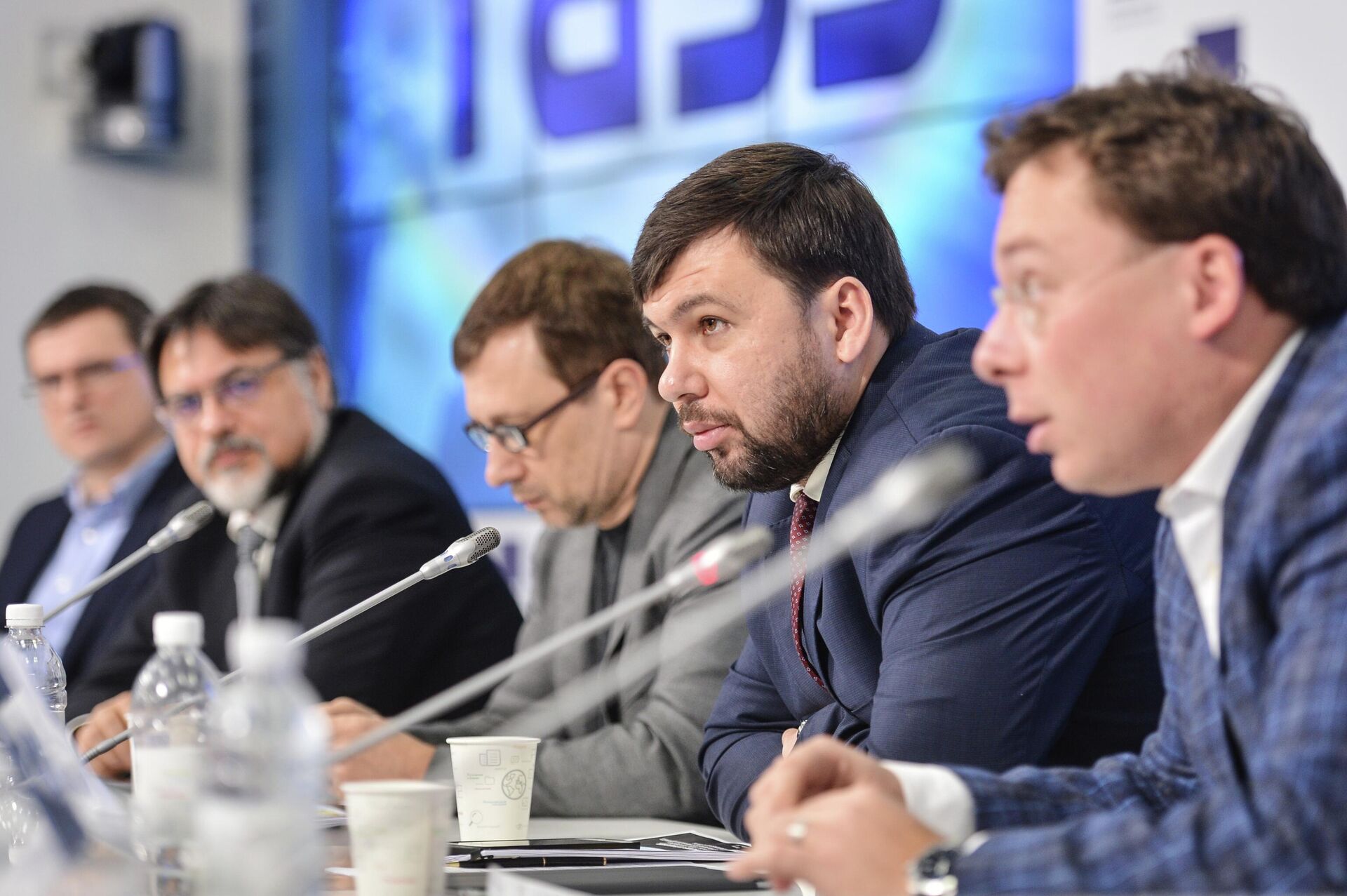 Denis Pushilin, second left, representative of the Donetsk People's Republic for the settlement of the situation in eastern Ukraine, during the roundtable, Minsk Agreements: The Results of 2015. - Sputnik International, 1920, 10.04.2022