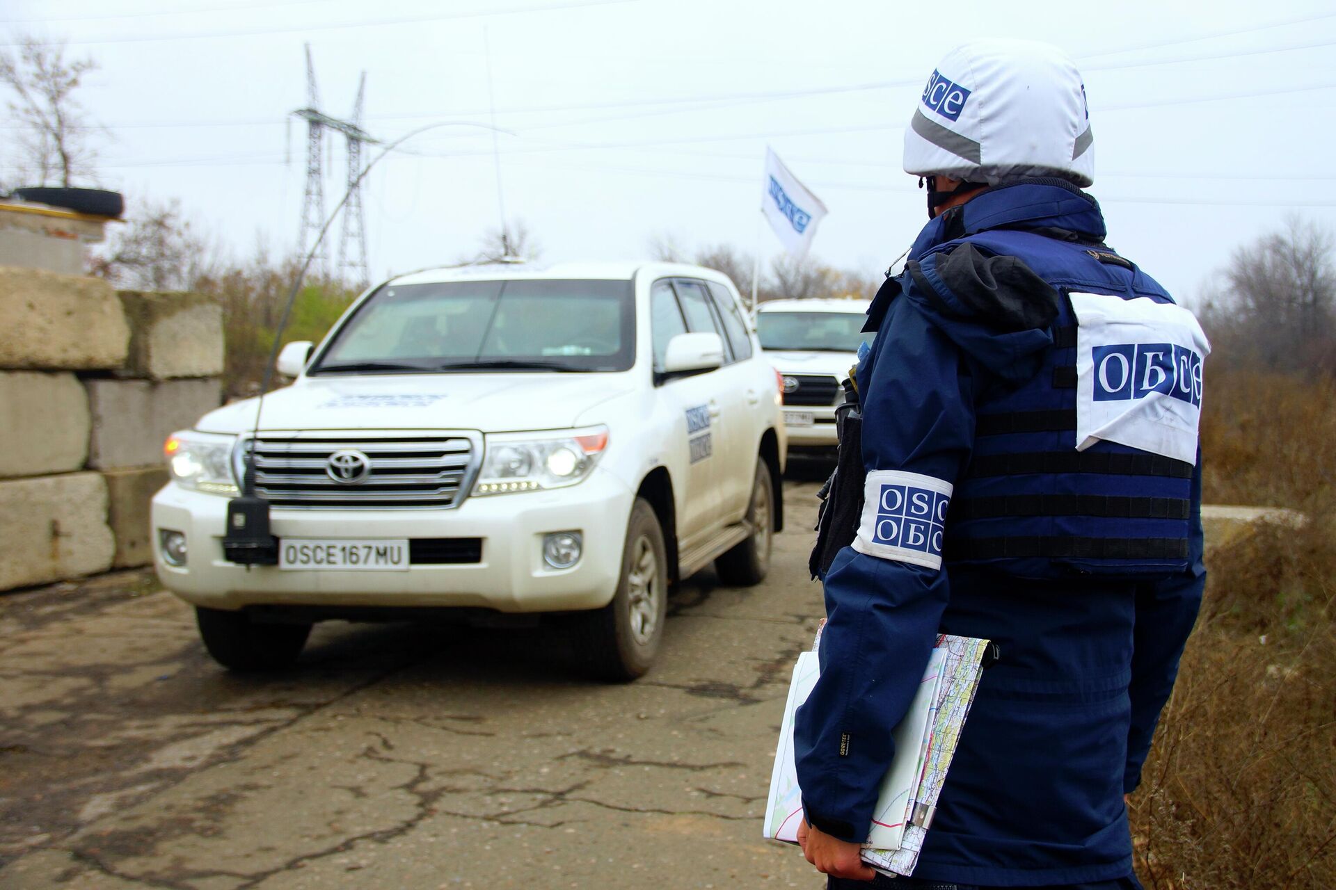 Cars of Organization for Security and Cooperation in Europe (OSCE) Special Monitoring Mission to Ukraine arrive for the withdrawal of troops from the disengagement area on the contact line near the village of Zolotoye, Lugansk Region, Eastern Ukraine. - Sputnik International, 1920, 10.04.2022