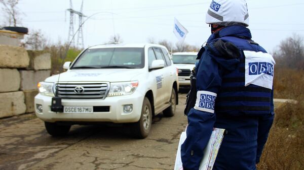 Cars of Organization for Security and Cooperation in Europe (OSCE) Special Monitoring Mission to Ukraine arrive for the withdrawal of troops from the disengagement area on the contact line near the village of Zolotoye, Lugansk Region, Eastern Ukraine. - Sputnik International