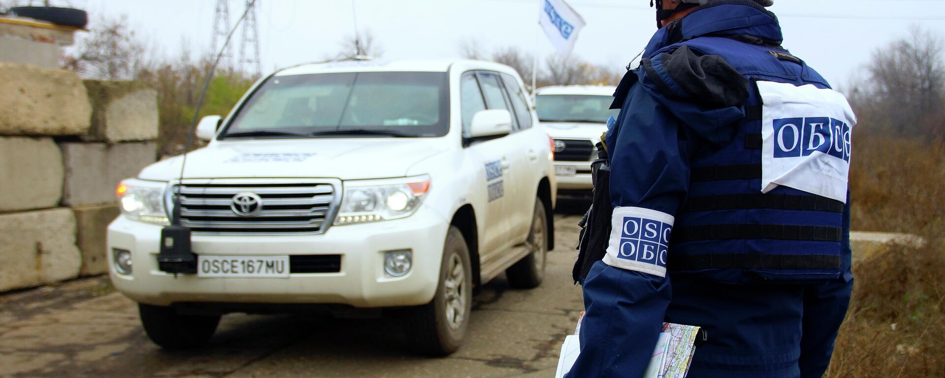 Cars of Organization for Security and Cooperation in Europe (OSCE) Special Monitoring Mission to Ukraine arrive for the withdrawal of troops from the disengagement area on the contact line near the village of Zolotoye, Lugansk Region, Eastern Ukraine. Cars of Organization for Security and Cooperation in Europe (OSCE) Special Monitoring Mission to Ukraine arrive for the withdrawal of troops from the disengagement area on the contact line near the village of Zolotoye, Lugansk Region, Eastern Ukraine. - Sputnik International, 1920, 22.04.2022