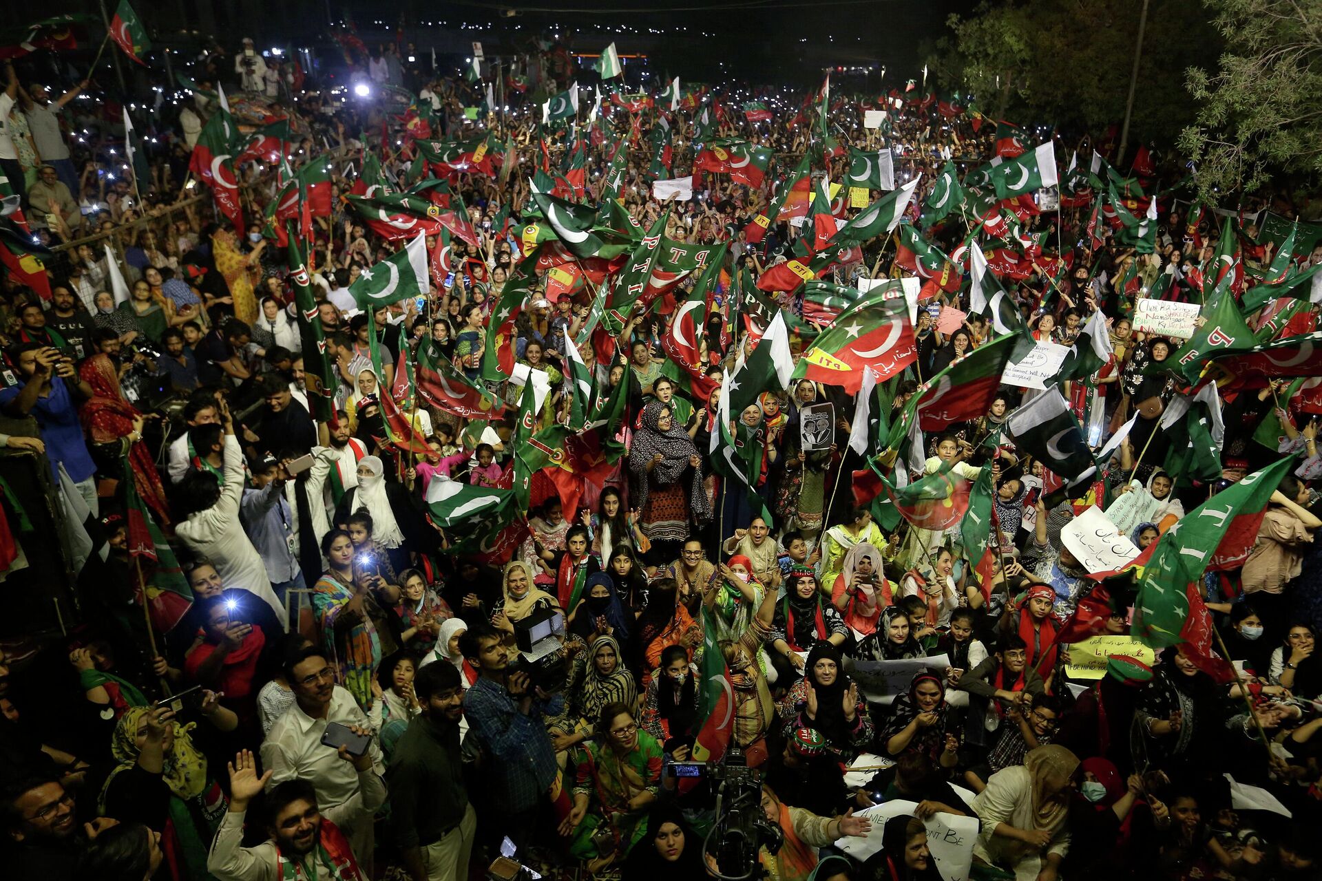 Supporters of deposed Prime Minister Imran Khan's party participate in a rally to condemn the ouster of their leader's government, in Karachi, Pakistan, Sunday, April 10, 2022. With the parliamentary no-confidence vote against Khan early Sunday, he called on supporters to take to the streets in protest and the political opposition preparing to install his replacement.  - Sputnik International, 1920, 12.04.2022