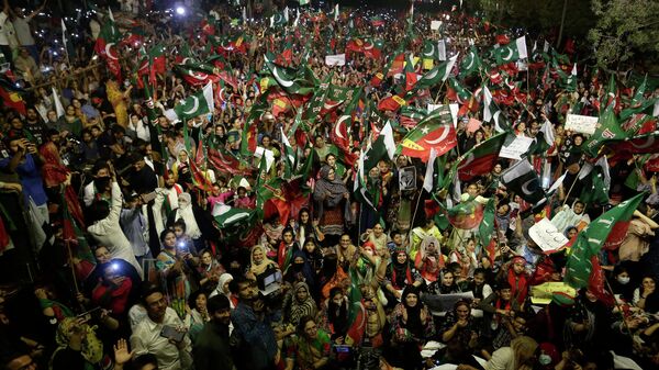 Supporters of deposed Prime Minister Imran Khan's party participate in a rally to condemn the ouster of their leader's government, in Karachi, Pakistan, Sunday, April 10, 2022. With the parliamentary no-confidence vote against Khan early Sunday, he called on supporters to take to the streets in protest and the political opposition preparing to install his replacement.  - Sputnik International