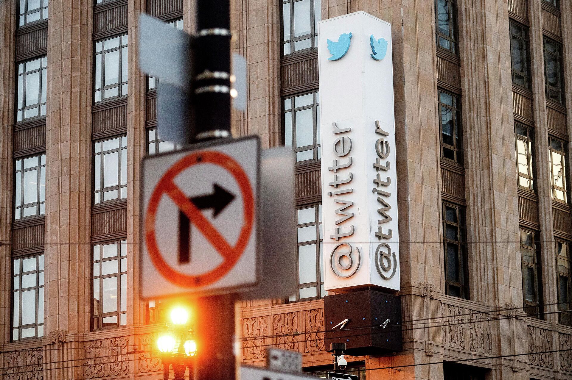 In this Jan. 11, 2021, file photo, a sign hangs at Twitter headquarters in San Francisco. Republican state lawmakers are pushing for social media giants to face costly lawsuits for policing content on their websites, taking aim at a federal law that prevents internet companies, like Twitter, from being sued for removing posts. - Sputnik International, 1920, 10.04.2022