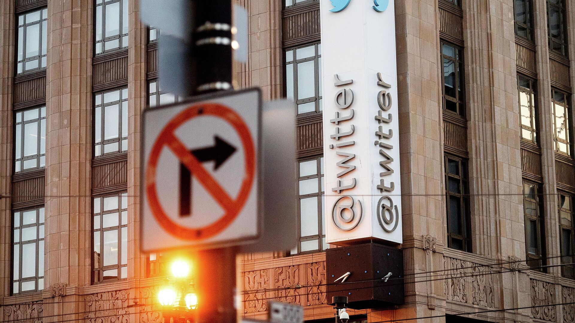 In this Jan. 11, 2021, file photo, a sign hangs at Twitter headquarters in San Francisco. Republican state lawmakers are pushing for social media giants to face costly lawsuits for policing content on their websites, taking aim at a federal law that prevents internet companies, like Twitter, from being sued for removing posts. - Sputnik International, 1920, 07.05.2022