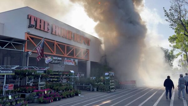 A view shows smoke rises out of a Home Depot building after a massive fire in San Jose, California, U.S., April 9, 2022, in this still frame obtained from a social media video. - Sputnik International