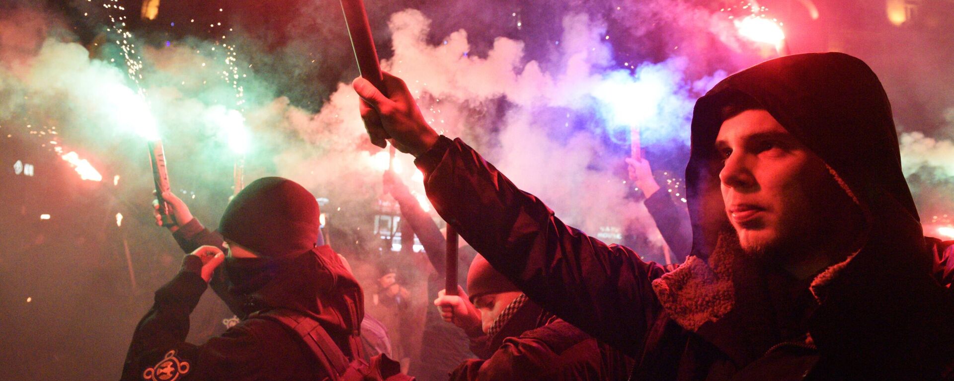 Activists of Ukrainian nationalist parties fire flares as they take part in a rally to mark the 110th anniversary of the birth of Stepan Bandera, one of the founders of the Organization of Ukrainian Nationalists (OUN), in Kiev, Ukraine. - Sputnik International, 1920, 11.04.2022