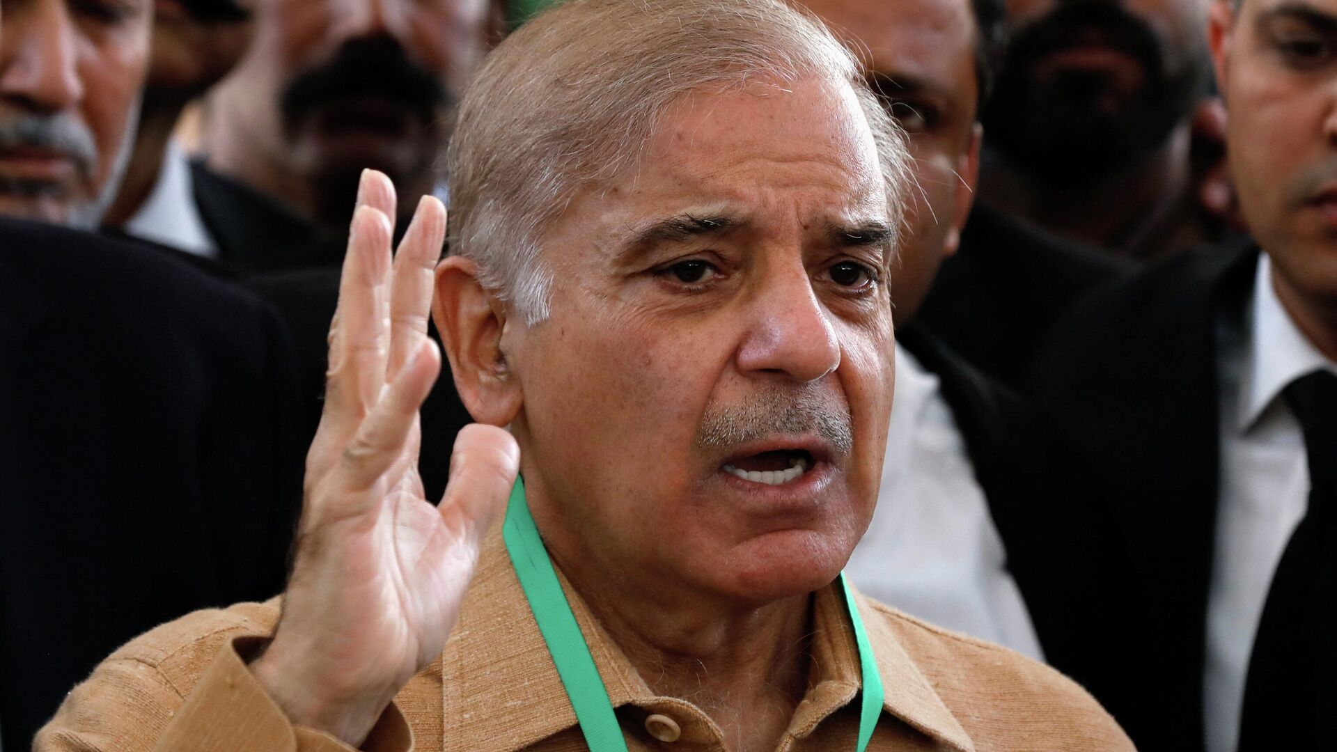 Leader of the opposition Mian Muhammad Shahbaz Sharif, brother of ex-Prime Minister Nawaz Sharif, gestures as he speaks to the media at the Supreme Court of Pakistan in Islamabad, Pakistan April 5, 2022. - Sputnik International, 1920, 28.04.2022
