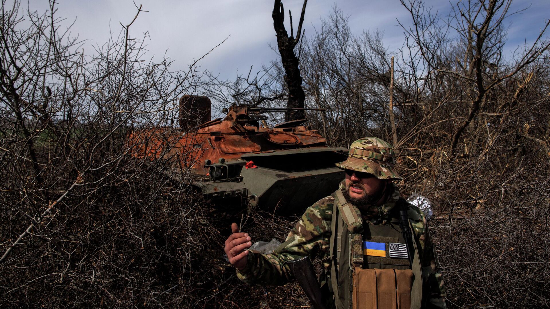 A Ukrainian soldier stands in front of a destroyed Russian tank in an abandoned Russian army position, in the village of Malaya Rohan in the Kharkov region, Ukraine, April 9, 2022 - Sputnik International, 1920, 11.04.2022