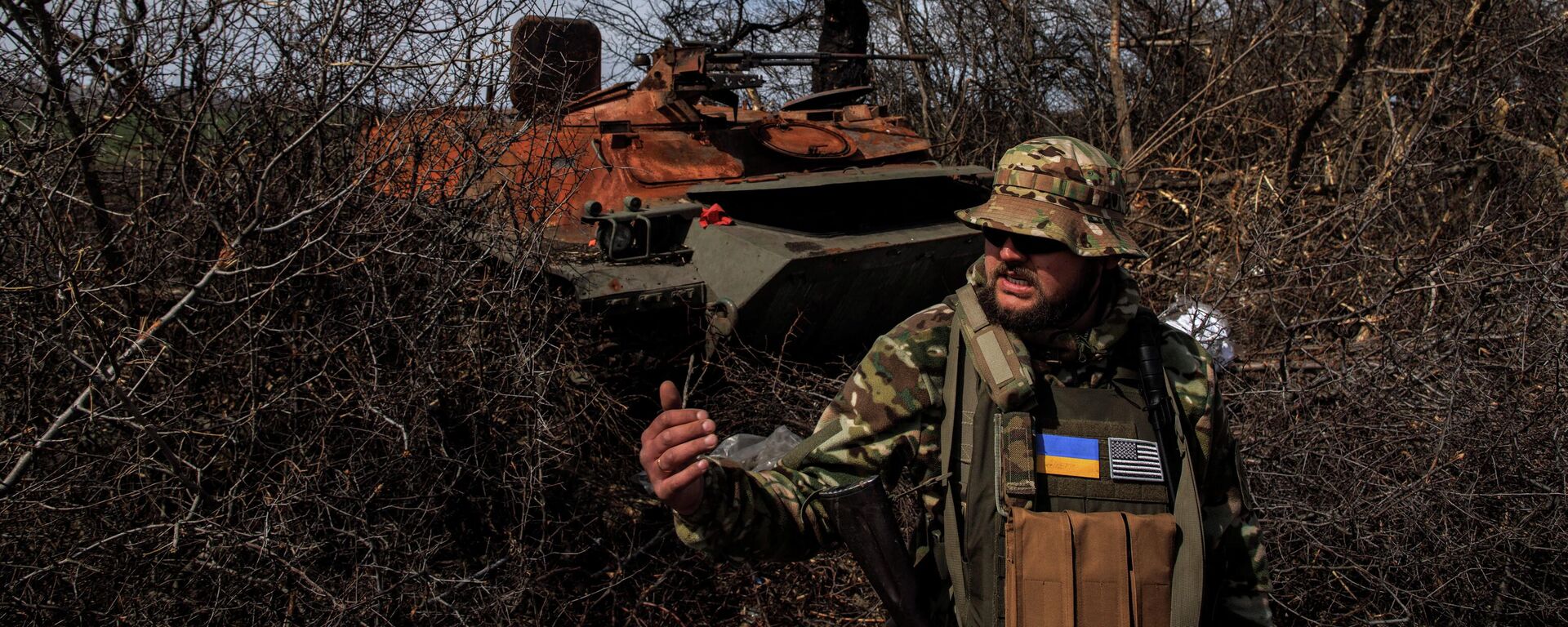 A Ukrainian soldier stands in front of a destroyed Russian tank in an abandoned Russian army position, in the village of Malaya Rohan in the Kharkov region, Ukraine, April 9, 2022 - Sputnik International, 1920, 11.04.2022