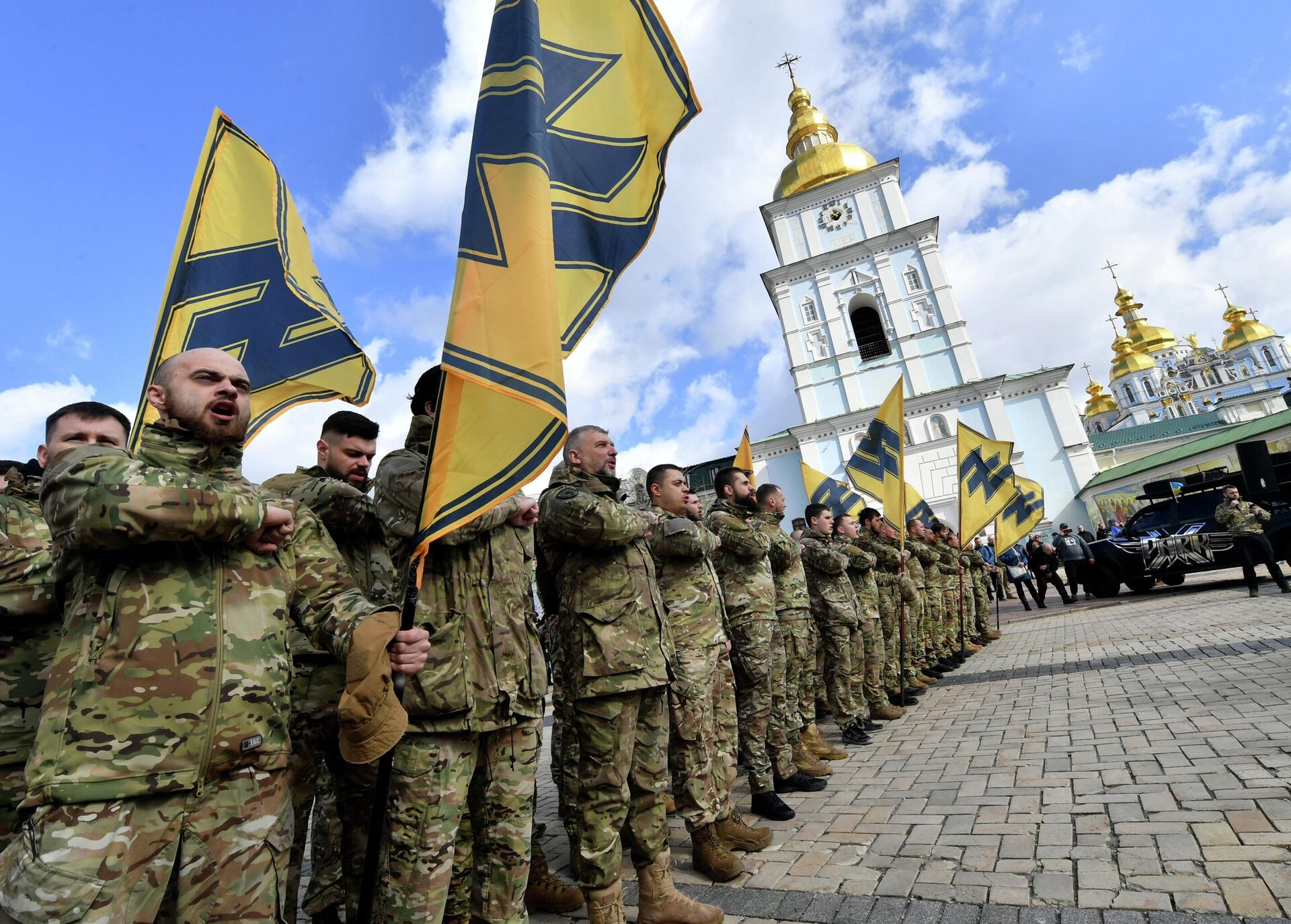 Veterans of the Azov volunteer battalion, who took part in the war in Donbass, salute during the mass rally called No surrender in Kiev on March 14, 2020. - Around fifteen thousands participants rallied despite the ban on holding mass events because of the coronavirus, demanding President Zelensky's resignation. (Photo by Sergei SUPINSKY / AFP) - Sputnik International, 1920, 20.04.2022