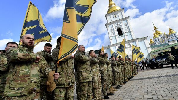 Veterans of the Azov volunteer battalion, who took part in the war in Donbass, salute during the mass rally called No surrender in Kiev on March 14, 2020. - Around fifteen thousands participants rallied despite the ban on holding mass events because of the coronavirus, demanding President Zelensky's resignation. (Photo by Sergei SUPINSKY / AFP) - Sputnik International