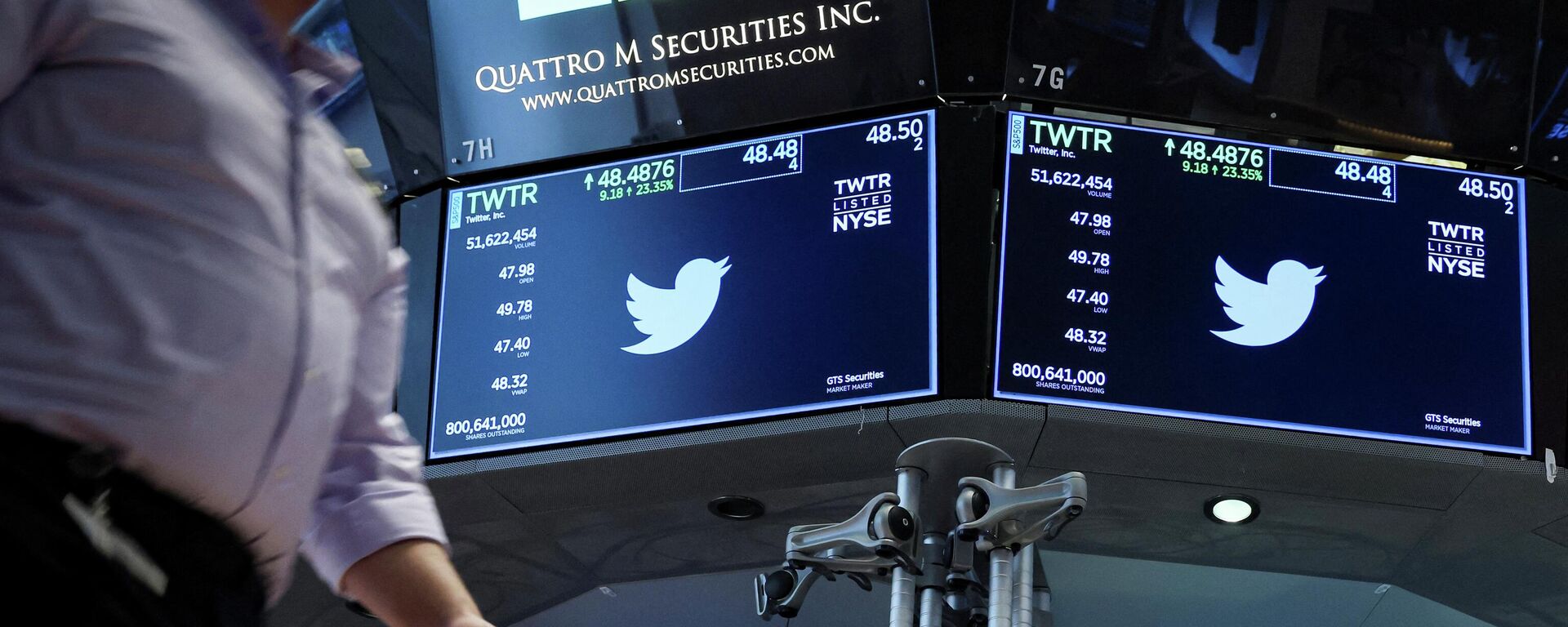 Screens display the trading information for Twitter on the floor of the New York Stock Exchange (NYSE) in New York City, U.S., April 4, 2022.  - Sputnik International, 1920, 11.04.2022