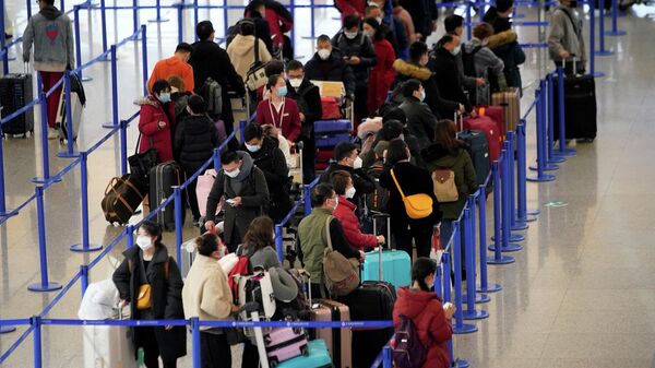 Passengers wearing masks are seen at Pudong International Airport in Shanghai, China January 27, 2020 - Sputnik International
