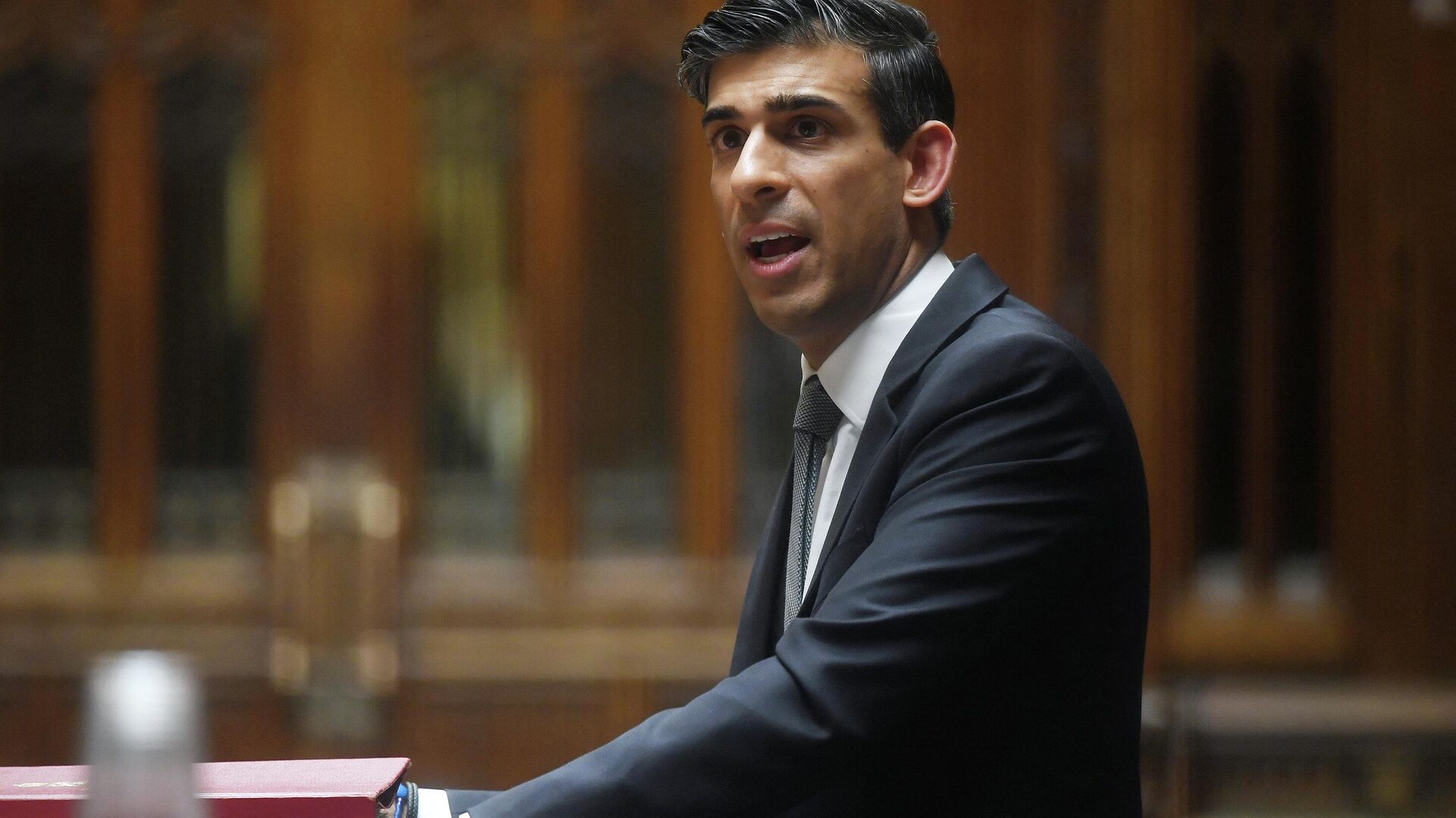 A handout photograph taken and released by the UK Parliament shows Britain's Chancellor of the Exchequer Rishi Sunak gesturing as he presents the Spring Budget statement to MPs at the House of Commons, in London, on March 23, 2022 - Sputnik International, 1920, 02.05.2022