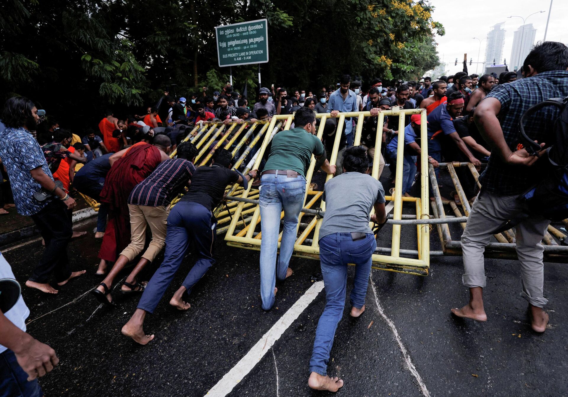 Demonstrators pull down metal barriers as they try to enter the main road towards the parliament during a protest against Sri Lankan President Gotabaya Rajapaksa near the parliament, amid the country's economic crisis in Colombo, Sri Lanka, 8 April, 2022. - Sputnik International, 1920, 16.04.2022
