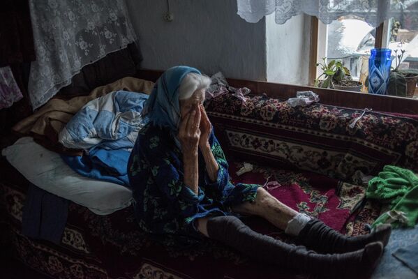 A local resident in a shelled area of the Novoazovsky district, Donetsk region. - Sputnik International