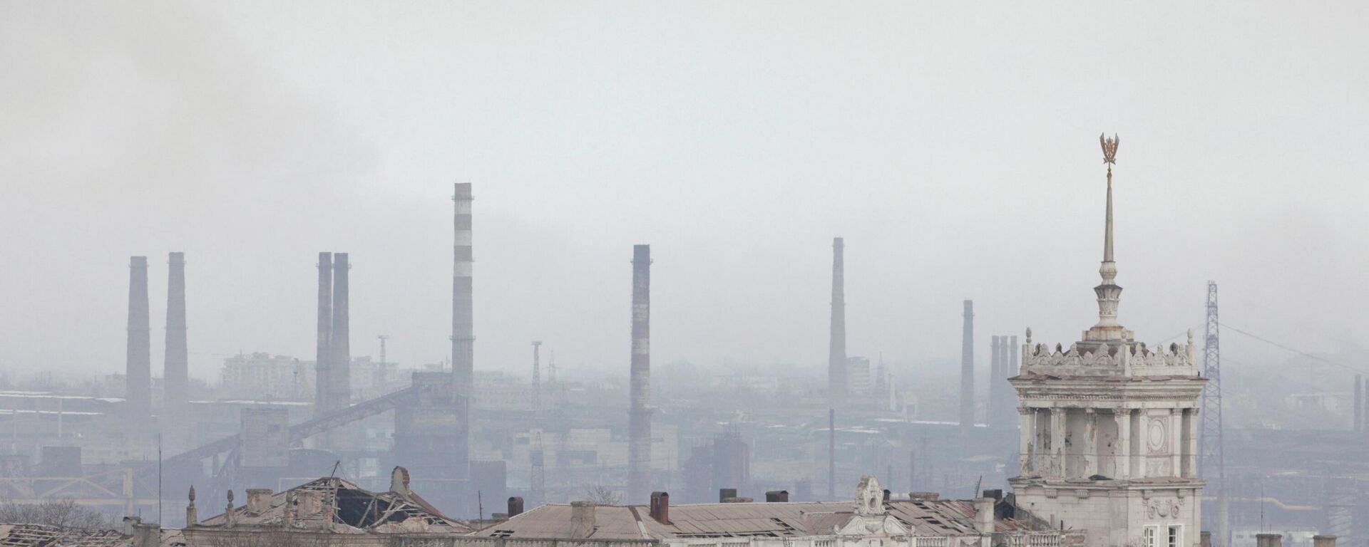 A view shows a plant of Azovstal Iron and Steel Works company behind damaged buildings in Mariupol - Sputnik International, 1920, 12.04.2022