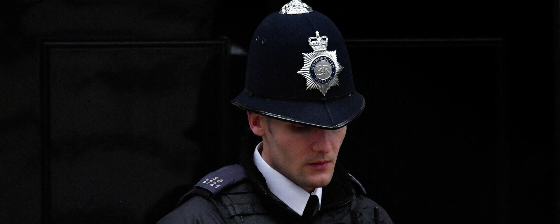 A police officer stands on duty outside 10 Downing Street in London - Sputnik International, 1920, 12.04.2022