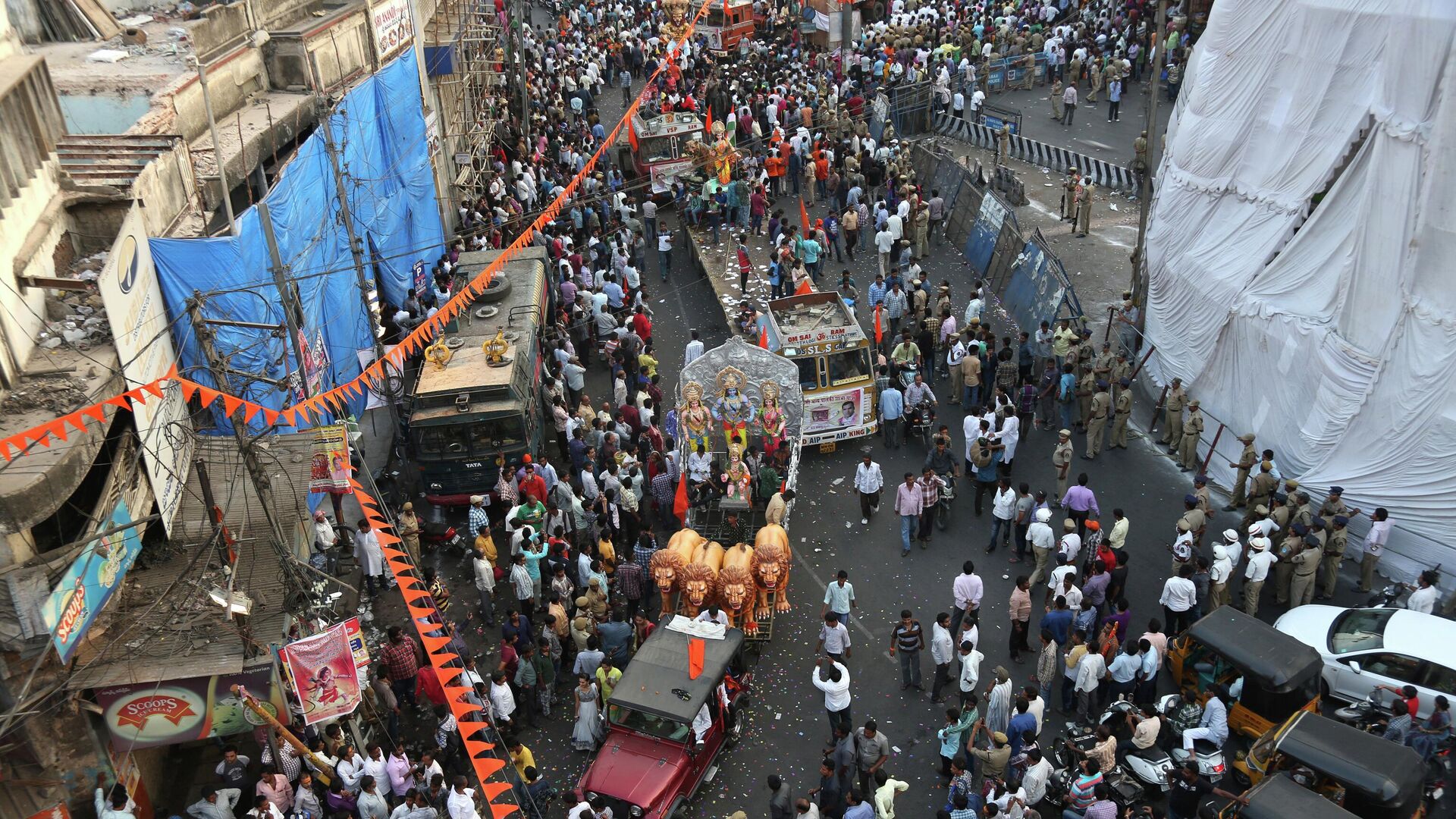 Hindu devotees take part in a religious procession to celebrate Ram Navami festival in Hyderabad, India, Friday, April 15, 2016. Hindu devotees celebrate the festival of Ram Navami, the birth anniversary of Lord Rama, which also marks the end of the nine-day long fasting and Navaratri festival. - Sputnik International, 1920, 12.04.2022