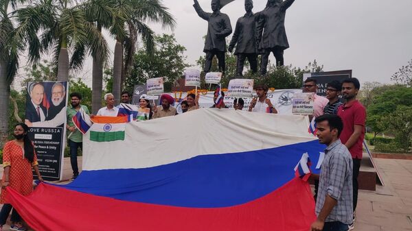 Supporters Holding Russia's Flag - Sputnik International