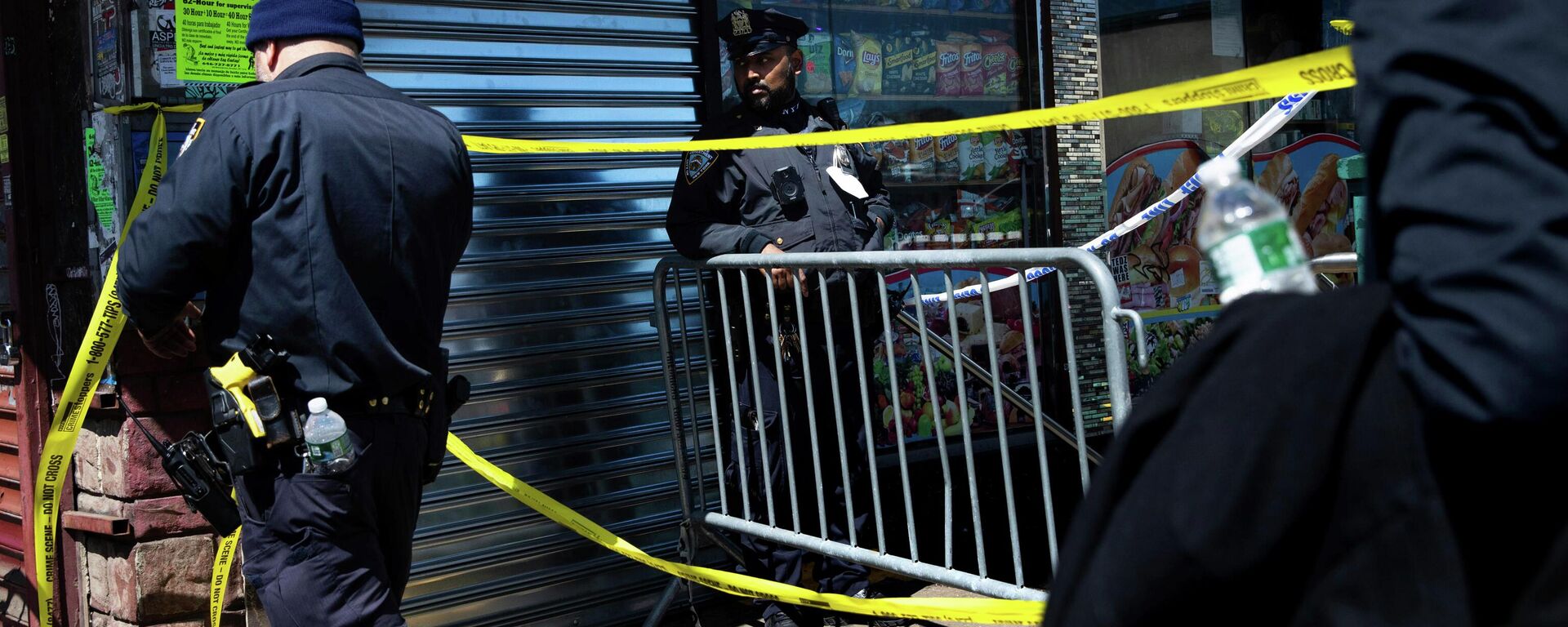 A police officer stands watch at the entrance of 36th Street Station after multiple people were shot on a subway train, Tuesday, April 12, 2022, in the Brooklyn borough of New York.  - Sputnik International, 1920, 12.04.2022