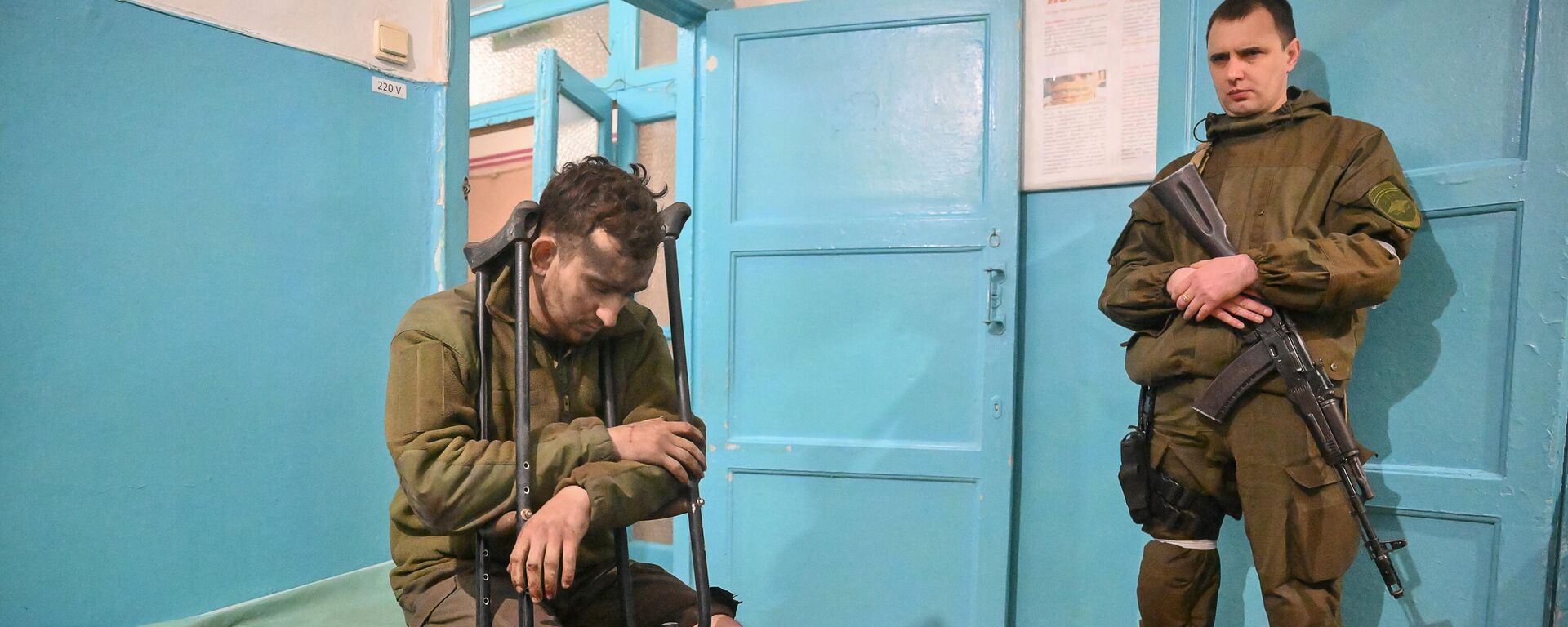 A serviceman of the Armed Forces of Ukraine, who surrendered in Mariupol, in the Novoazovsky Central District Hospital. Hospital doctors provided medical assistance to the prisoner. - Sputnik International, 1920, 26.07.2022