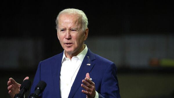 U.S. President Joe Biden speaks to guests during a visit to POET Bioprocessing on April 12, 2022 in Menlo, Iowa. - Sputnik International