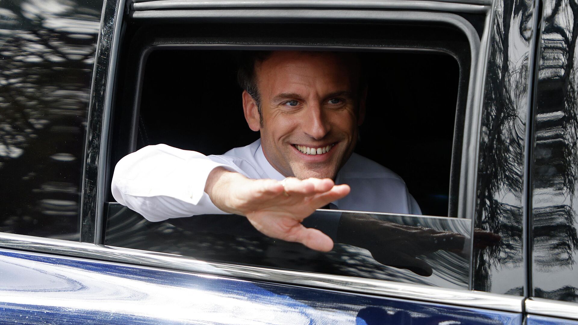 France's President and French liberal party La Republique en Marche (LREM) candidate to his succession Emmanuel Macron waves people as he leaves the Alister training center in rehabilitation and reeducation during a one-day campaign visit in the Grand-Est region, in Mulhouse, eastern France, on April 12, 2022 - Sputnik International, 1920, 13.04.2022