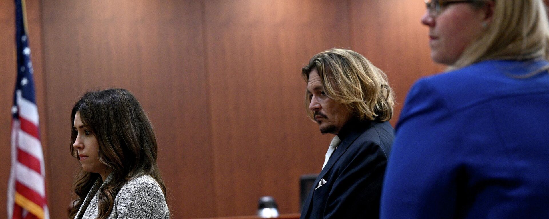 US actor Johnny Depp (C) looks on during the $50 million Depp vs Heard defamation trial at the Fairfax County Circuit Court in Fairfax, Virginia, on April 12, 2022 - Sputnik International, 1920, 13.04.2022