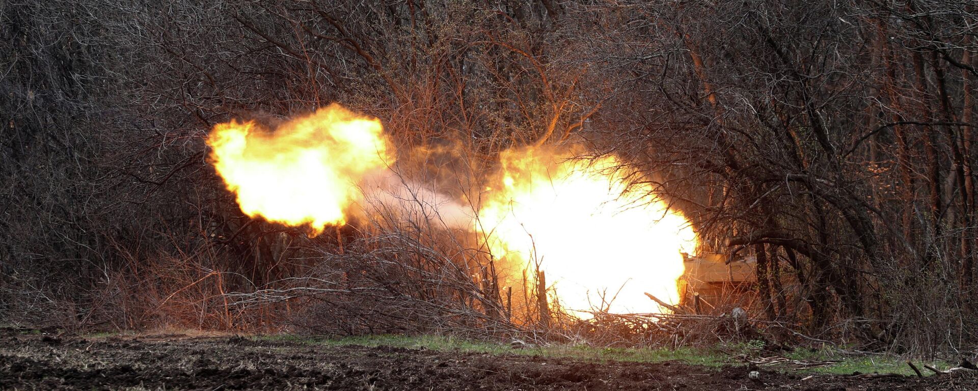 Ukrainian artillery shells Russian troops' position on the front line near Lysychansk in the Lugansk region on April 12, 2022. - Sputnik International, 1920, 14.04.2022