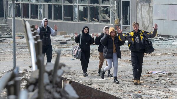 Civilians in Mariupol, DPR leave an area where clashes take place. - Sputnik International