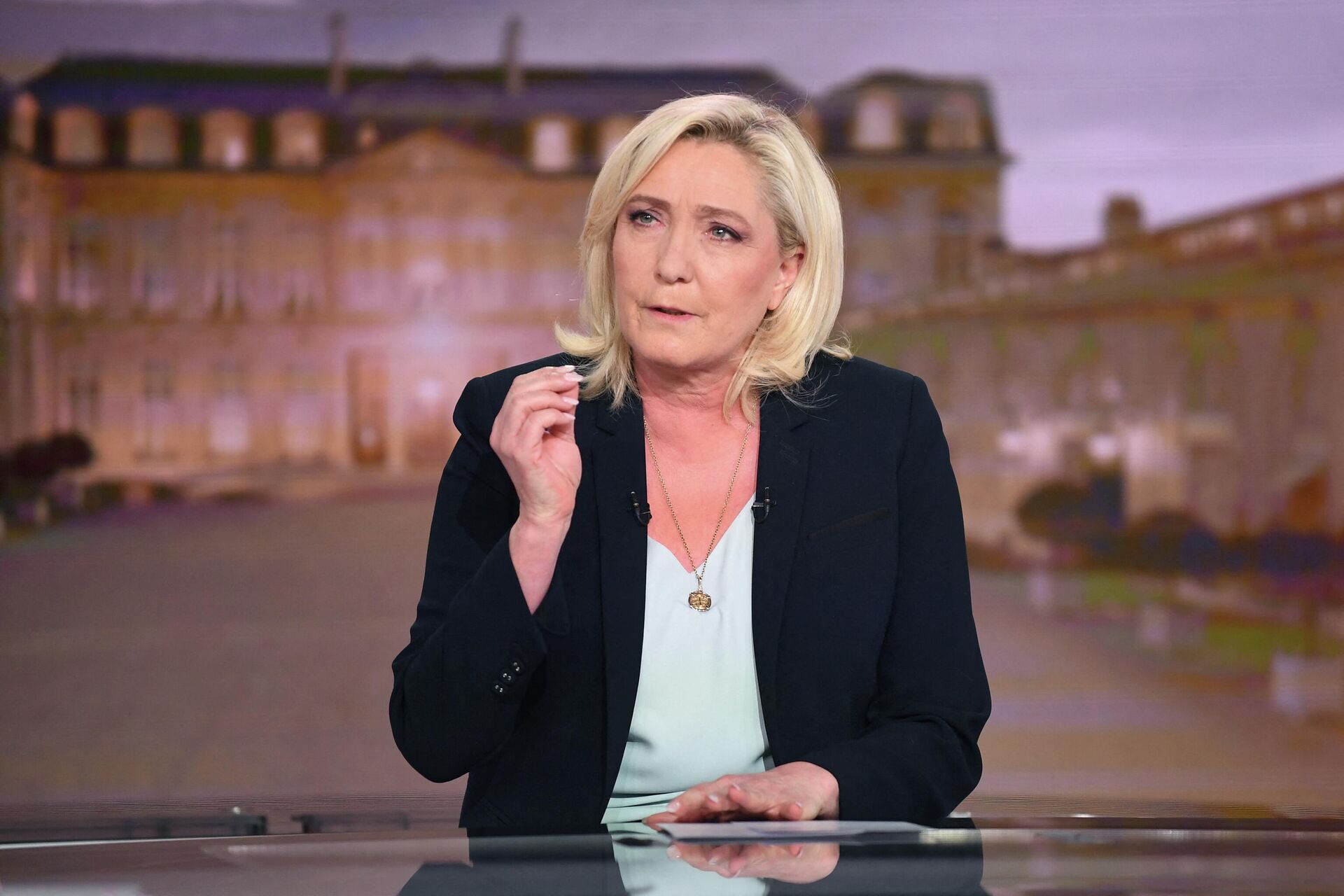 Marine Le Pen takes part in the evening news broadcast of French TV channel TF1, in Boulogne-Billancourt, outside Paris, on April 12, 2022 - Sputnik International, 1920, 19.04.2022