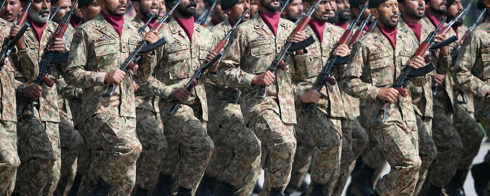 Pakistan's army soldiers march during a military parade to mark Pakistan's National Day in Islamabad on 25 March 2021. - Sputnik International, 1920, 14.04.2022